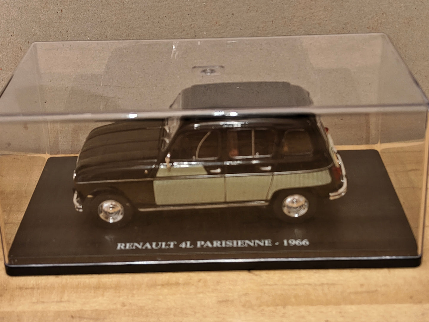 Auto vintage formato . 1:24 - RENAULT 4L PARISIENNE - 1966 con fascicolo - nuova