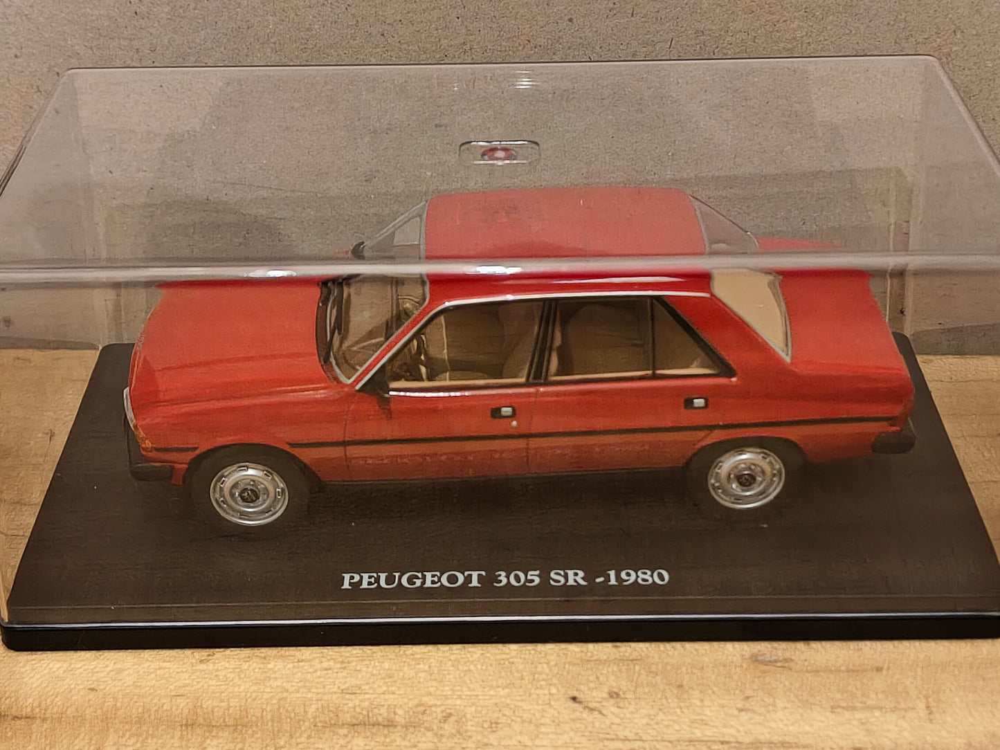 Auto vintage formato . 1:24 Peugeot 305 SR. Del 1980 con fascicolo - nuova