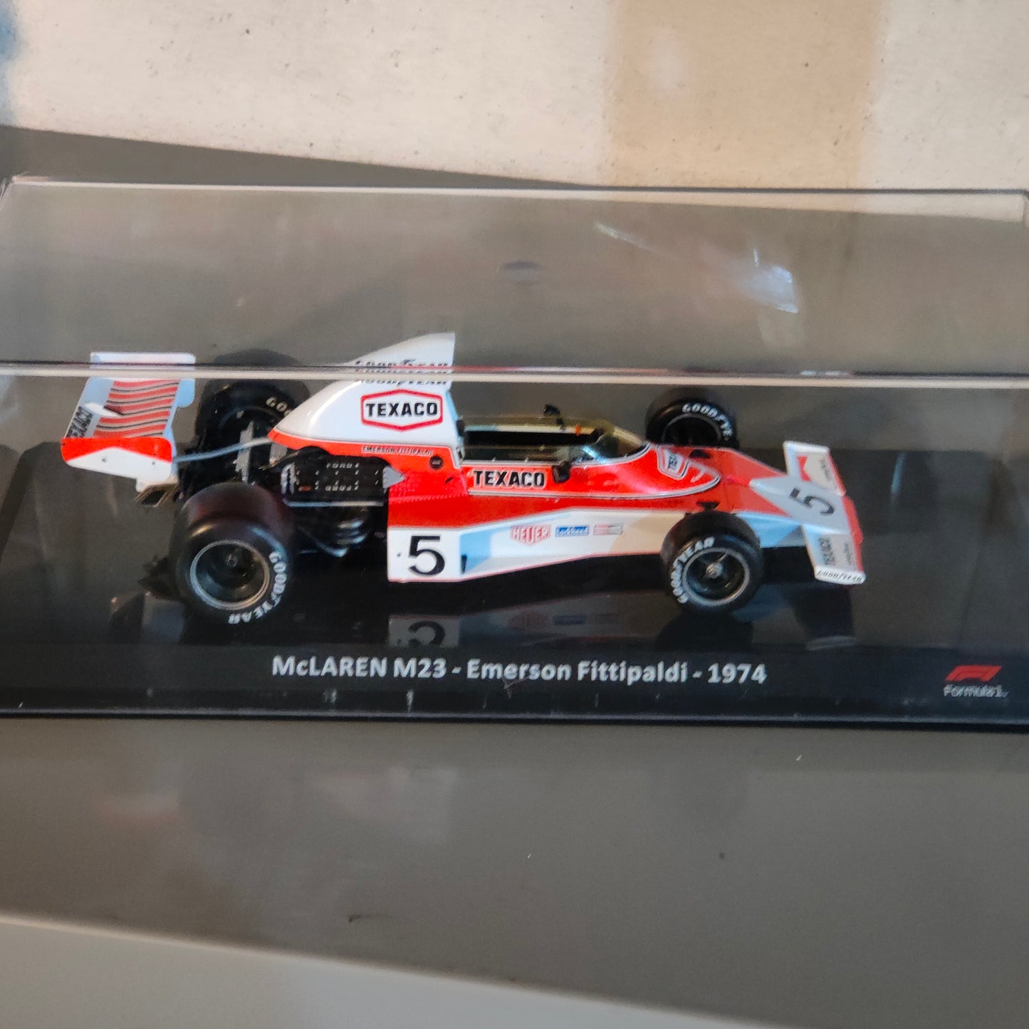 Grandi Formula 1 . Mc Laren mp23 di Emerson Fittipaldi 1.24 GIA' IN TECA RIGIDA