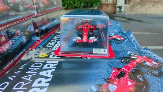 Collezione grandi Ferrari SF 15 T di Sebastian Vettel del 2015 completa e nuova