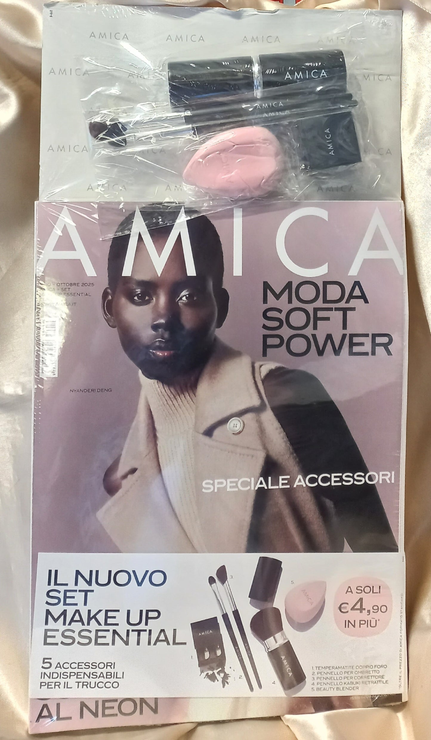 AMICA n.10 Ottobre 2025 + SET ACCESSORI TRUCCO