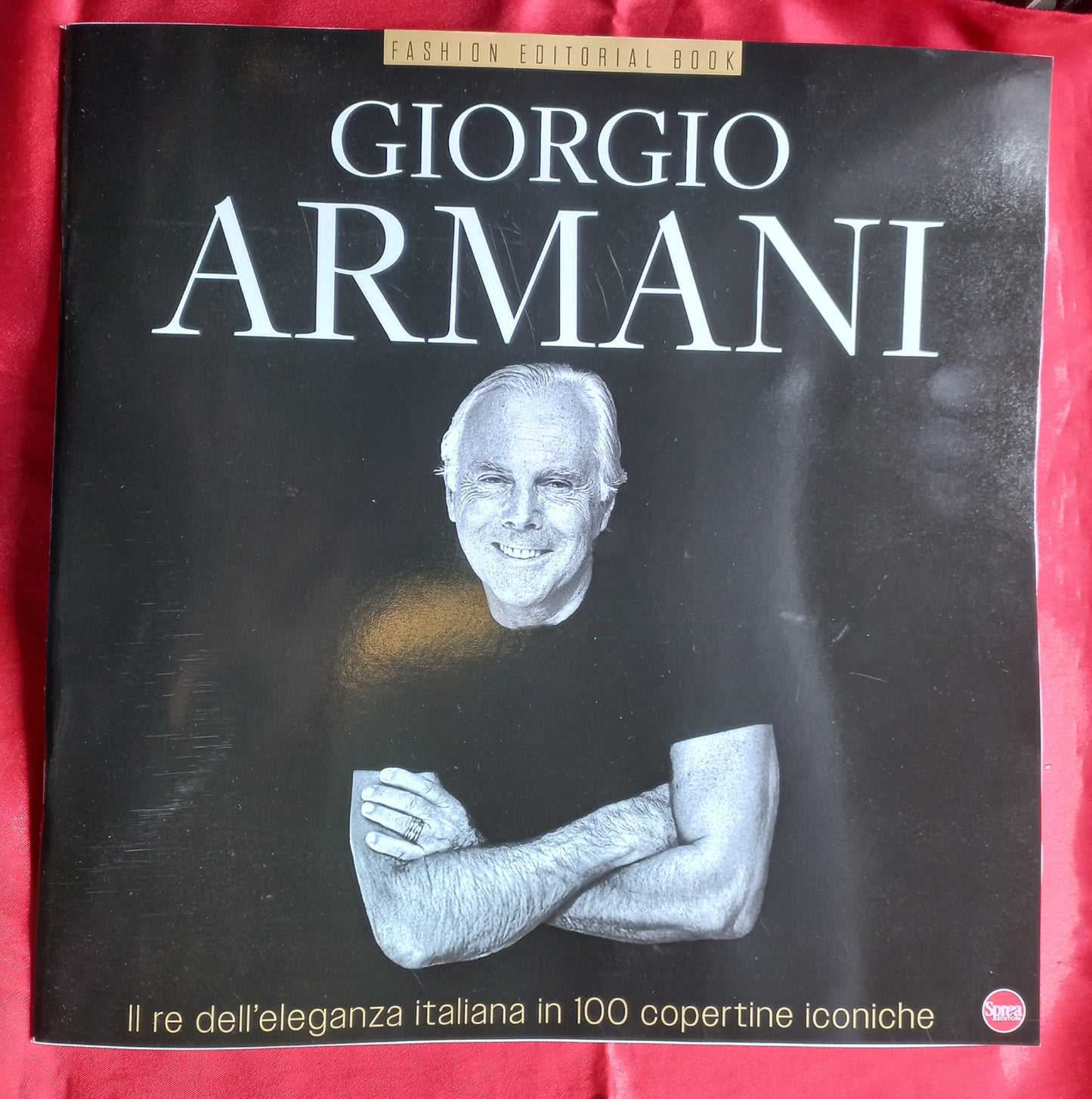 GIORGIO ARMANI - Il re dell'eleganza italiana in 100 copertine iconiche