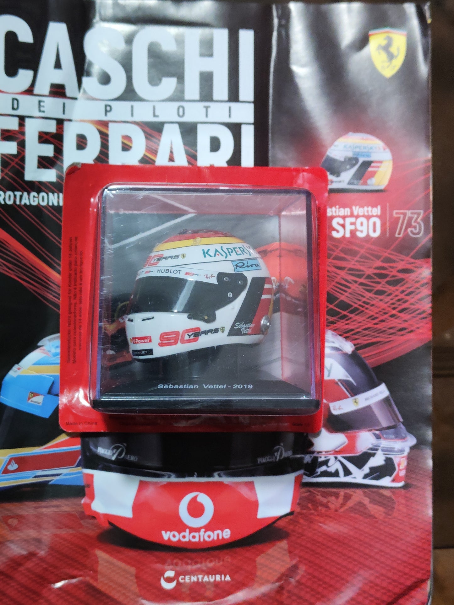 Dalla collezione I Caschi Ferrari - Sebastian Vettel del 2019