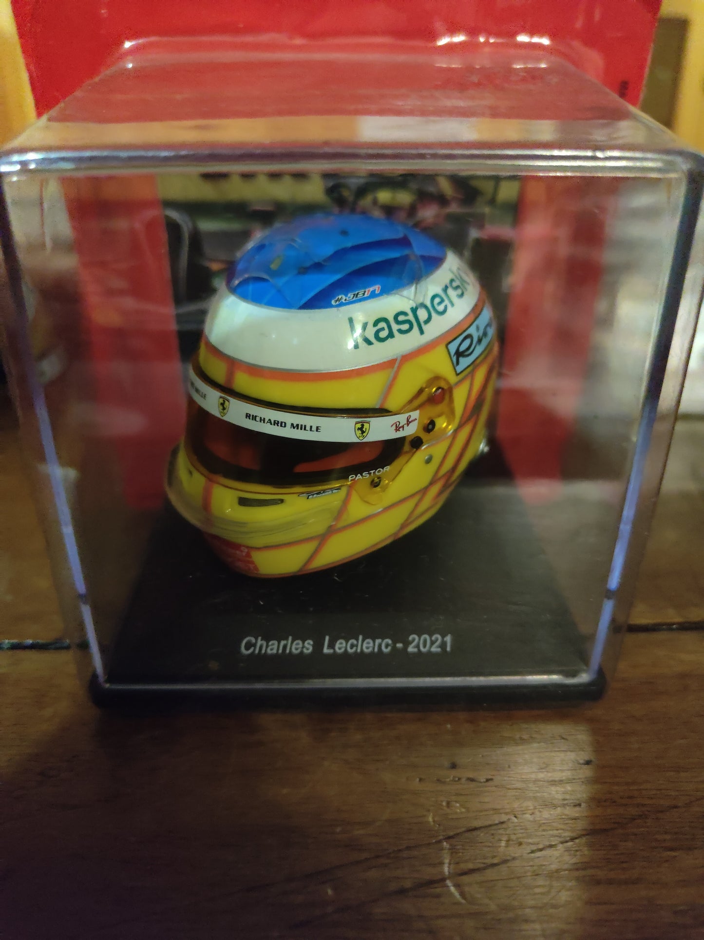 Dalla collezione I Caschi Ferrari - Charles Leclerc 2021 - NUOVO