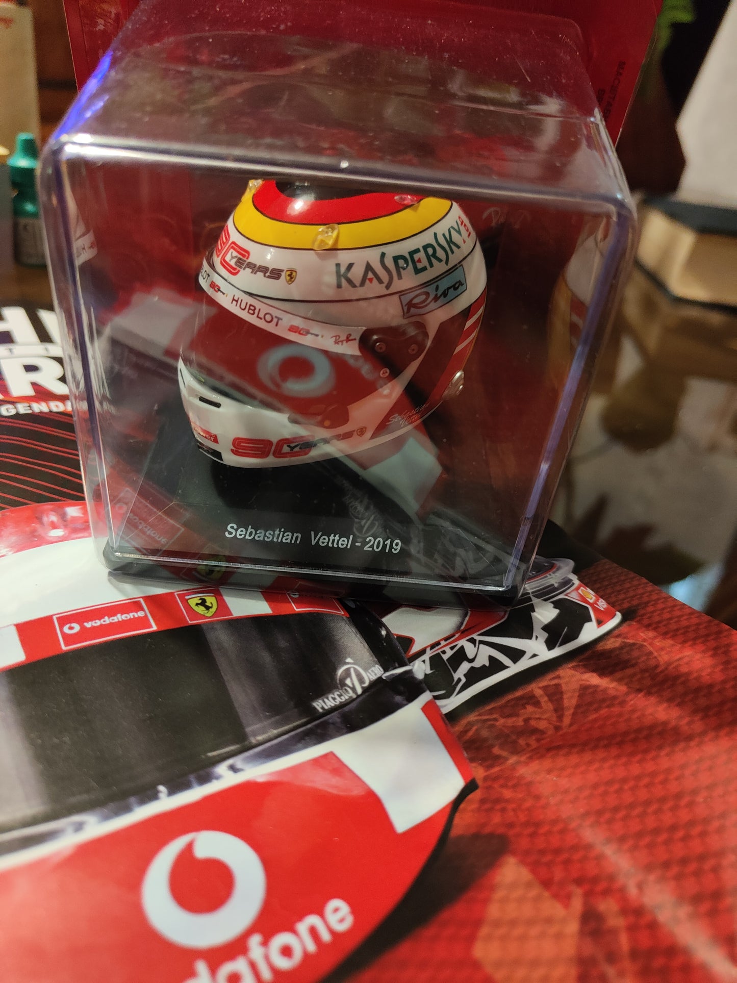 Dalla collezione I Caschi Ferrari - Sebastian Vettel del 2019
