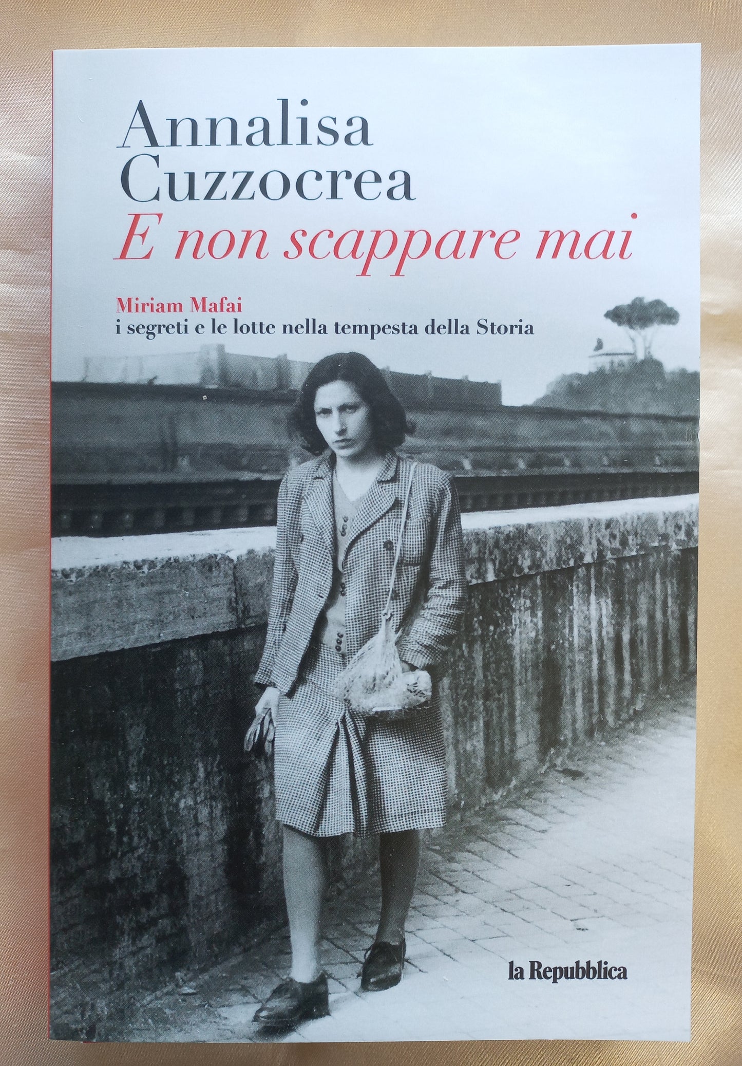 E NON SCAPPARE MAI libro di ANNALISA CUZZOCREA